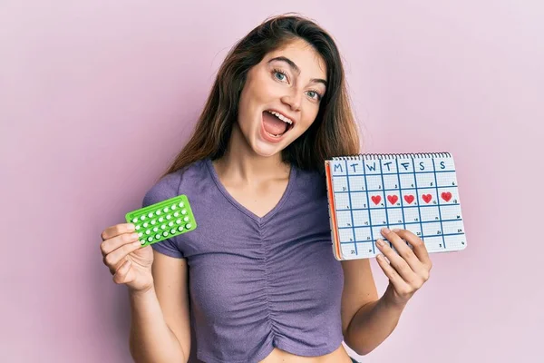 Jonge Blanke Vrouw Met Anticonceptiepillen Menstruatie Kalender Vieren Gek Verbaasd — Stockfoto