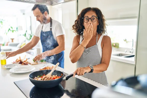 中年夫妇在家里用手捂着嘴做冥想食物 既震惊又害怕犯错 惊讶的表情 — 图库照片