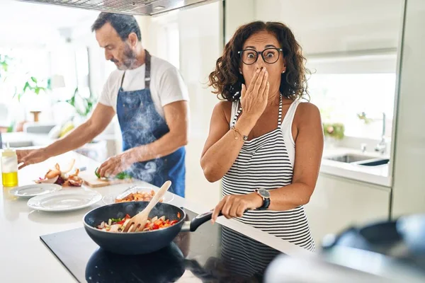 Casal Meia Idade Cozinhar Comida Mediterrânea Casa Cobrindo Boca Com — Fotografia de Stock