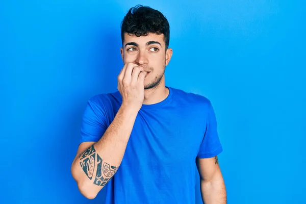 Günlük Mavi Tişört Giyen Genç Spanyol Adam Gergin Gergin Görünüyor — Stok fotoğraf