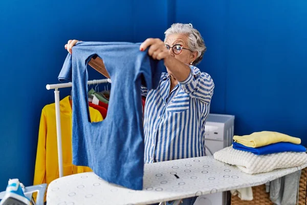 Starší Šedovlasá Žena Držící Spálené Železné Tričko Prádelně — Stock fotografie