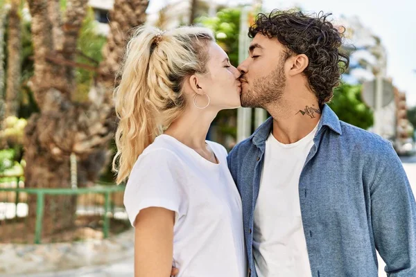Jovem Belo Casal Namorada Caucasiana Namorado Hispânico Abraçando Amor Livre — Fotografia de Stock