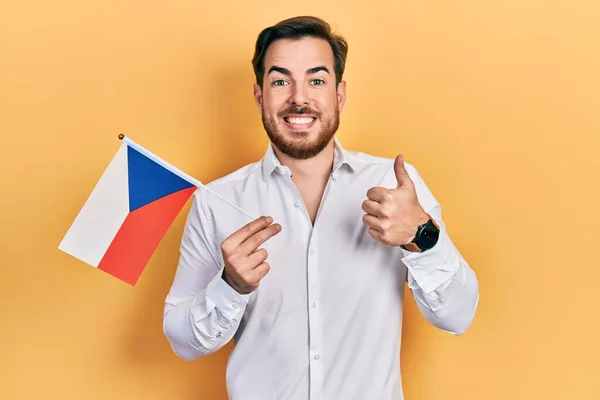 Przystojny Biały Mężczyzna Brodą Trzymając Czeską Flagę Republiki Uśmiechnięty Szczęśliwy — Zdjęcie stockowe