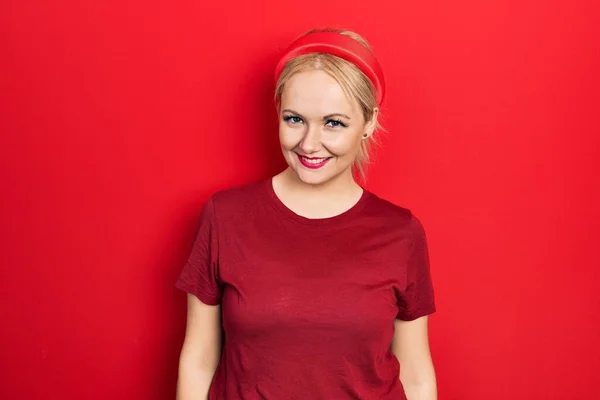Jeune Femme Blonde Portant Shirt Rouge Décontracté Avec Sourire Heureux — Photo