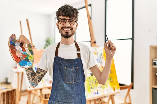 Mladý Hispánský Umělec Muž Usměvavý Šťastný Drží Štětec Paletu Uměleckém — Stock fotografie