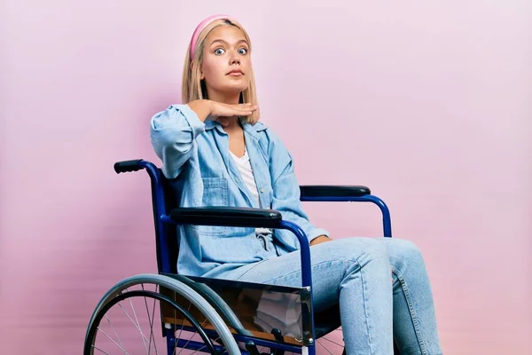 Krásná Blondýnka Sedí Invalidním Vozíku Podříznout Hrdlo Rukou Jako Nůž — Stock fotografie