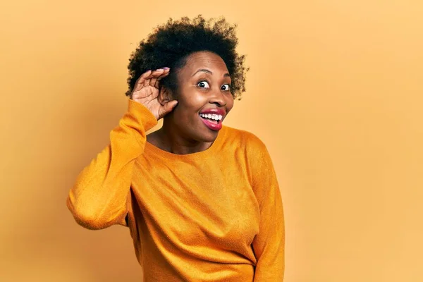 Молода Афроамериканська Жінка Одягнена Повсякденний Одяг Посміхається Рукою Вухом Слухаючи — стокове фото