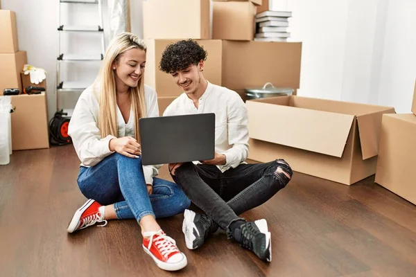 Schönes Junges Paar Lächelt Glücklich Mit Laptop Neuen Zuhause — Stockfoto