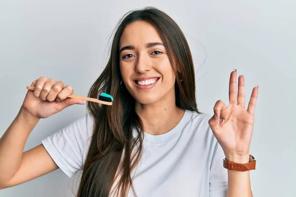 Mladá Hispánka Drží Kartáček Zubní Pastou Dělá Pořádku Znamení Prsty — Stock fotografie