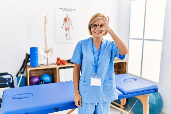 Orta Yaşlı Sarışın Kadın Ağrı Kesici Kliniğinde Çalışıyor Hareketleriyle Gülümsüyor — Stok fotoğraf