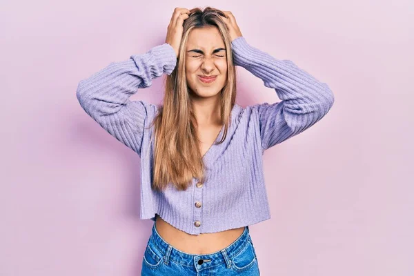 Hermosa Mujer Hispana Con Camisa Casual Que Sufre Dolor Cabeza — Foto de Stock