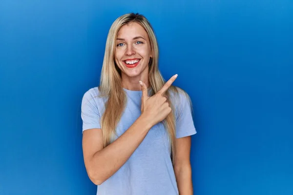 Mulher Loira Bonita Vestindo Camiseta Casual Sobre Fundo Azul Alegre — Fotografia de Stock