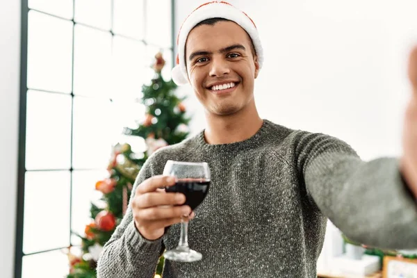 Jonge Spaanse Man Maken Selfie Door Camera Drinken Wijn Stand — Stockfoto