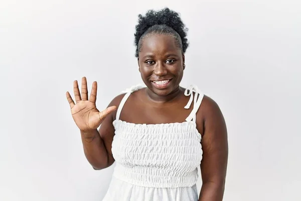 自信と幸せ笑いながら指の数5を示し 指差す白い孤立した背景の上に立っている若いアフリカの女性 — ストック写真