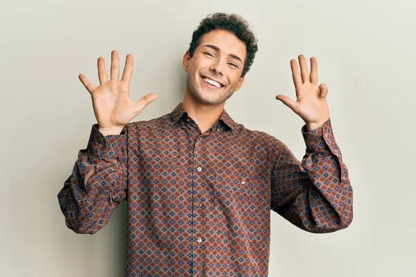 Bonito Homem Hispânico Vestindo Roupas Casuais Mostrando Apontando Para Cima — Fotografia de Stock