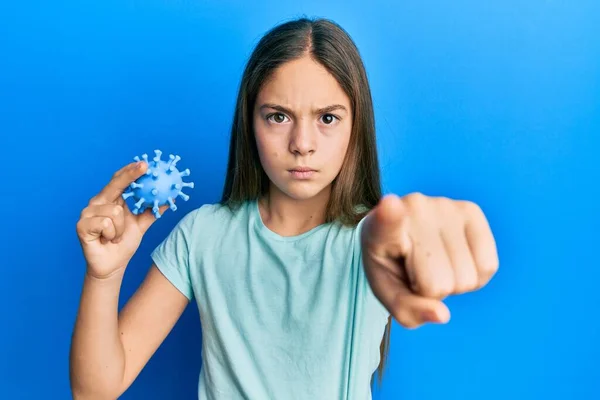 Красива Брюнетка Маленька Дівчинка Тримає Вірусну Іграшку Вказуючи Пальцем Камеру — стокове фото