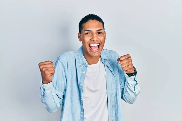 Jonge Afro Amerikaanse Man Draagt Casual Kleding Vieren Verrast Verbaasd — Stockfoto