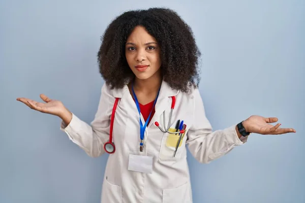 Junge Afrikanisch Amerikanische Frau Arztuniform Und Stethoskop Ahnungslos Und Verwirrt — Stockfoto