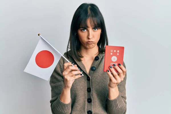 Ung Latinamerikansk Kvinna Med Japansk Flagga Och Pass Deprimerad Och — Stockfoto