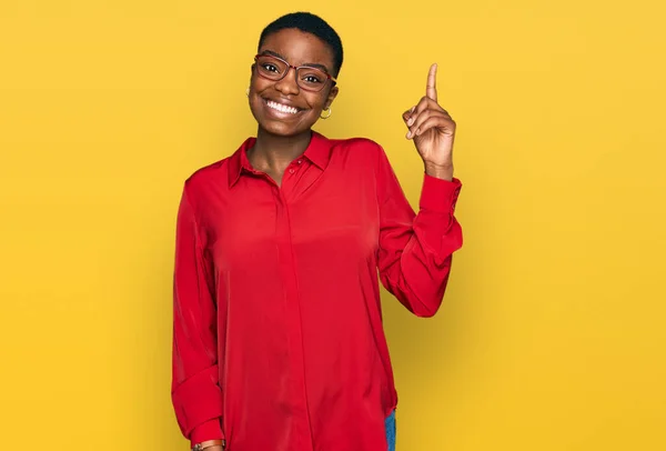 Fiatal Afro Amerikai Alkalmi Ruhát Szemüveget Visel Ujjal Mutogatva Sikeres — Stock Fotó