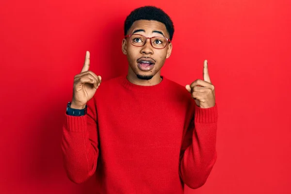 Junger Afrikanisch Amerikanischer Mann Lässiger Kleidung Und Brille Staunt Und — Stockfoto
