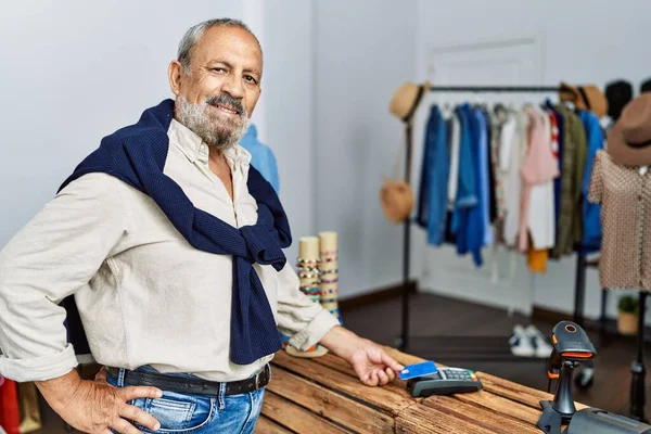Älterer Grauhaariger Mann Bezahlt Mit Kreditkarte Und Datentelefon Bekleidungsgeschäft — Stockfoto