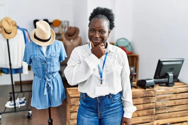 Junge Afrikanerin Die Als Managerin Einer Einzelhandelsboutique Arbeitet Blickt Selbstbewusst — Stockfoto