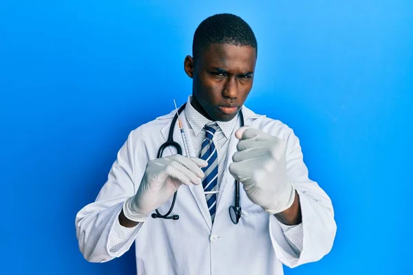 Fiatal Afro Amerikai Orvos Férfi Kezében Fecskendő Bosszús Frusztrált Kiabál — Stock Fotó