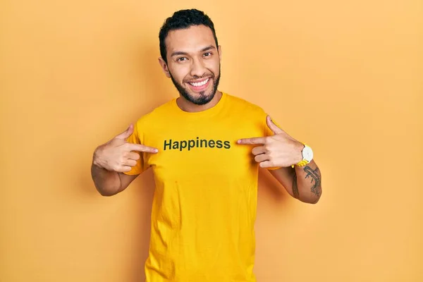 Hispanischer Mann Mit Bart Trägt Shirt Mit Glückwunschbotschaft Und Sieht — Stockfoto