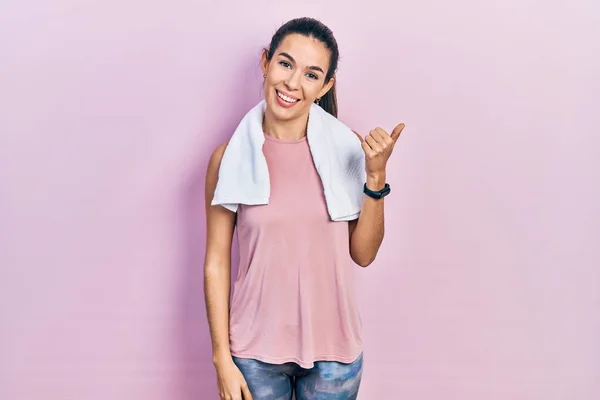 Genç Esmer Kadın Spor Giysisi Havlu Giyiyor Mutlu Yüzle Gülümsüyor — Stok fotoğraf