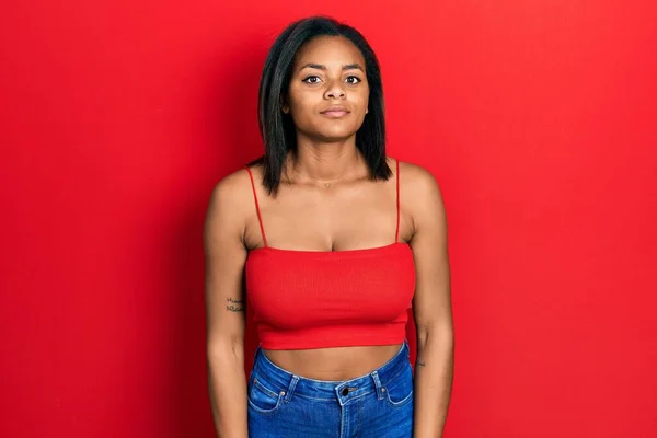 Genç Afro Amerikalı Kız Kolsuz Gömlekli Gündelik Giyiniyor Yüzünde Ciddi — Stok fotoğraf