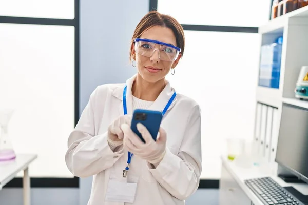 Mujer Hispana Joven Vistiendo Uniforme Científico Usando Smartphone Laboratorio —  Fotos de Stock