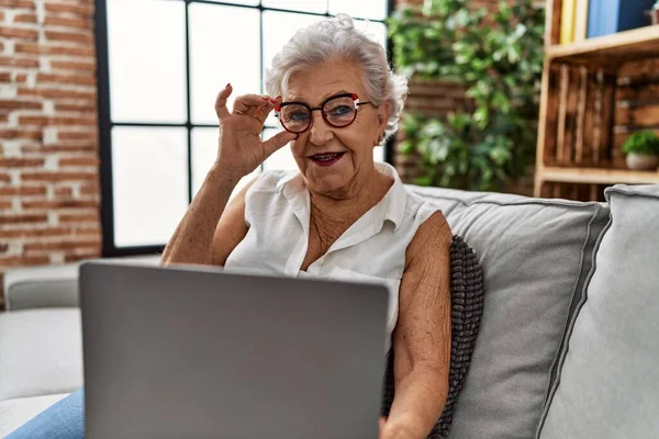 Senior Grijs Harige Vrouw Met Behulp Van Laptop Zittend Bank — Stockfoto
