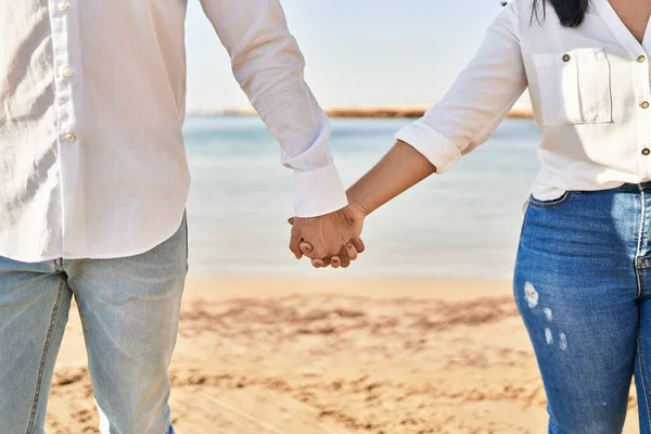 Hombre Mujer Pareja Con Las Manos Juntas Playa —  Fotos de Stock