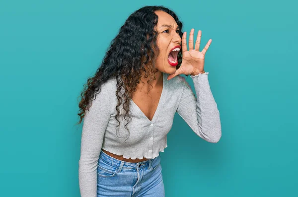 Jonge Spaanse Vrouw Met Krullend Haar Draagt Casual Kleding Schreeuwen — Stockfoto