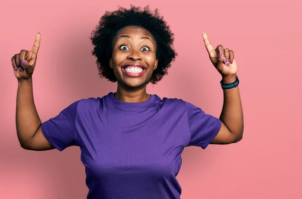 Африканська Американка Волоссям Афроамериканського Кольору Звичайній Фіолетовій Футболці Посміхається Вражена — стокове фото