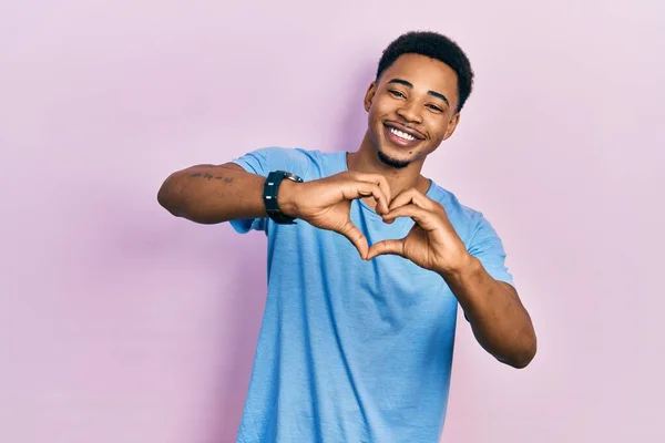 Joven Hombre Afroamericano Vistiendo Casual Camiseta Azul Sonriendo Amor Haciendo — Foto de Stock