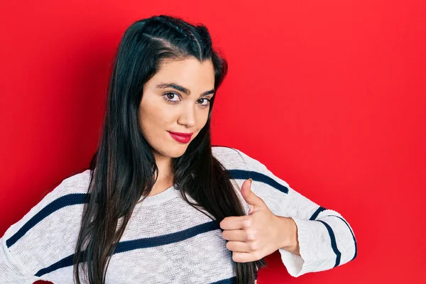 엄지손가락으로 스페인 소녀가 카메라 표정을 승인하는 이성공을 거둔다 — 스톡 사진