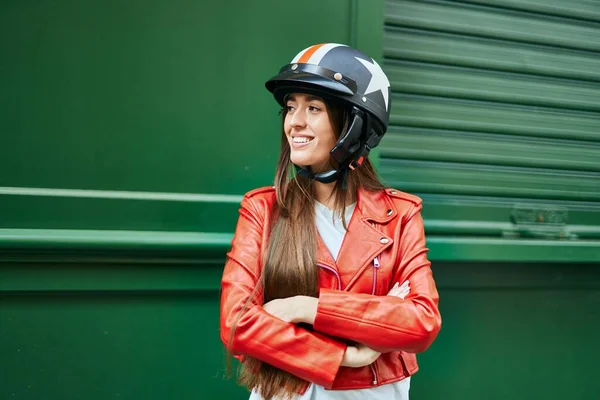 Jovem Hispânica Sorrindo Feliz Usando Capacete Moto Cidade — Fotografia de Stock