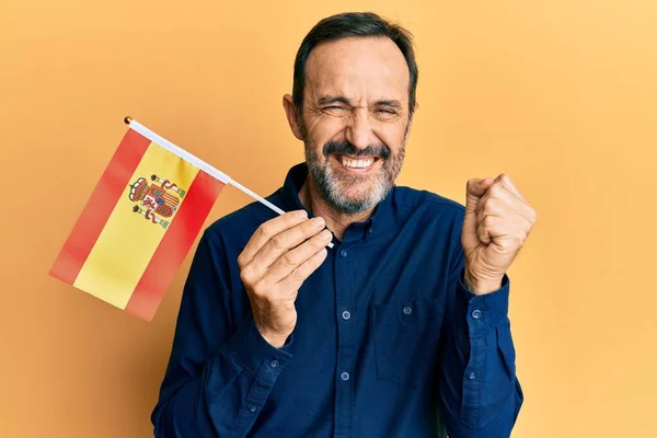 Uomo Ispanico Mezza Età Che Tiene Bandiera Spagnola Urlando Orgoglioso — Foto Stock