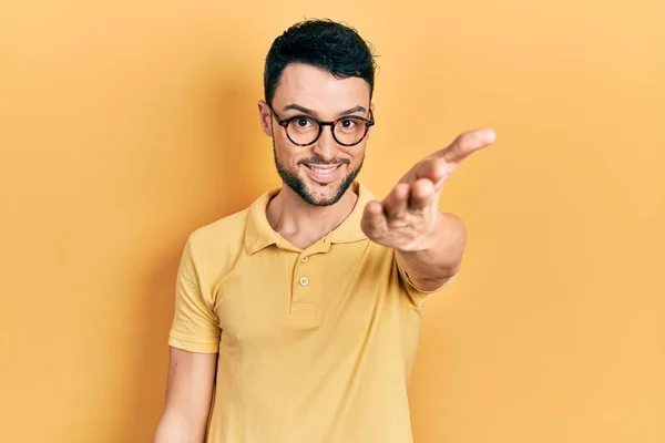 Jovem Hispânico Vestindo Roupas Casuais Óculos Sorrindo Amigável Oferecendo Aperto — Fotografia de Stock
