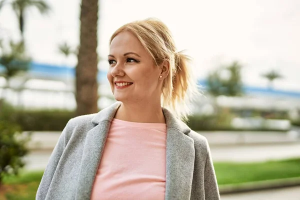 Young Blonde Businesswoman Smiling Happy Standing City — Stock Photo, Image