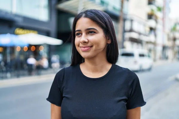Ung Latinamerikansk Kvinna Ler Säker Stående Gatan — Stockfoto