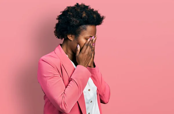 Afro Amerikaanse Vrouw Met Afro Haar Dragen Business Jas Wrijven — Stockfoto