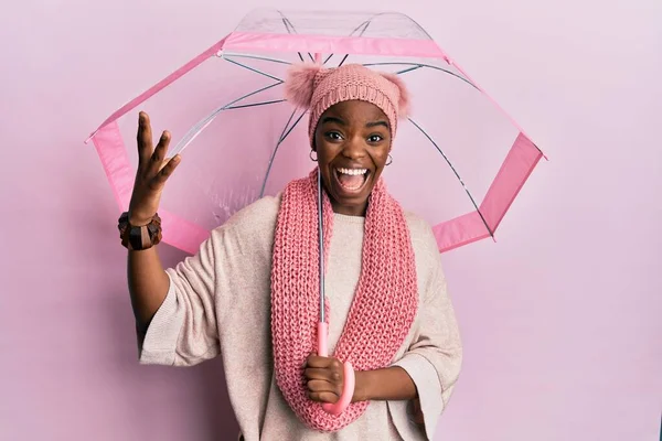 Mladá Africká Americká Žena Držící Deštník Oslavující Vítězství Šťastným Úsměvem — Stock fotografie