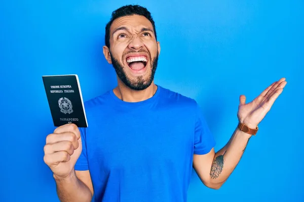Латиноамериканець Бородою Тримає Повний Паспорт Божевільний Божевільний Кричати Кричати Агресивним — стокове фото