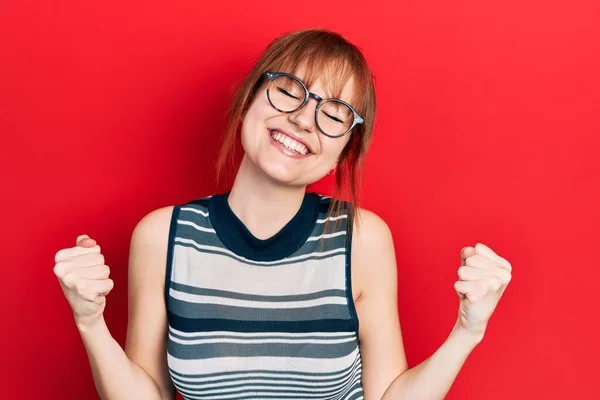 Redhead Ung Kvinna Bär Casual Kläder Och Glasögon Mycket Glad — Stockfoto