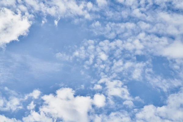 Prachtige Blauwe Lucht Met Wolken Een Zonnige Dag — Stockfoto