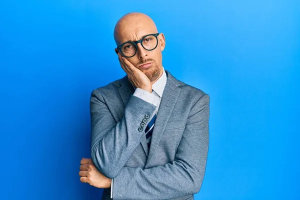 Uomo Calvo Con Barba Indossa Giacca Lavoro Occhiali Pensando Cercando — Foto Stock