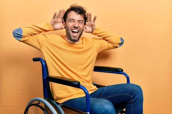Ein Gutaussehender Mann Mit Bart Sitzt Rollstuhl Und Lächelt Fröhlich — Stockfoto